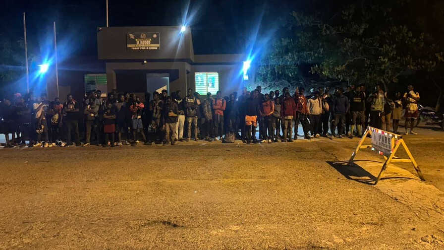 Con apoyo de drones, militares detienen a 73 extranjeros haitianos indocumentados en la frontera de Dajabón Con apoyo de drones, militares detienen a 73 extranjeros haitianos indocumentados en la frontera de Dajabón
