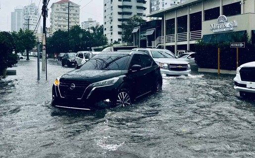 Fuertes lluvias causan inundaciones en calles y avenidas del Gran Santo Domingo