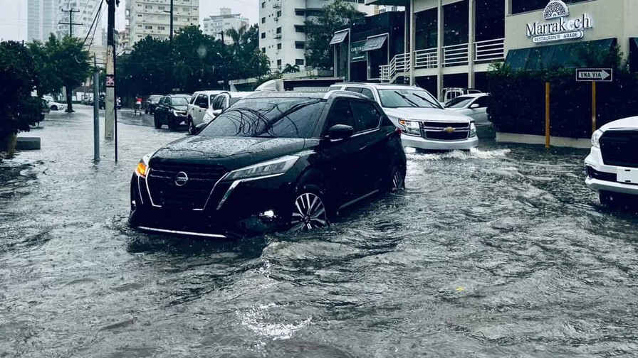 Fuertes lluvias causan inundaciones en calles y avenidas del Gran Santo Domingo Fuertes lluvias causan inundaciones en calles y avenidas del Gran Santo Domingo