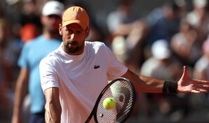 Djokovic mantiene la ambici&oacute;n en Roland Garros, pese a su cuerpo maltrecho