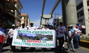Sacerdotes y ambientalistas marchan en Santiago contra exploraci&oacute;n minera
