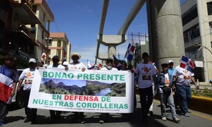 Sacerdotes y ambientalistas marchan en Santiago contra exploraci&oacute;n minera