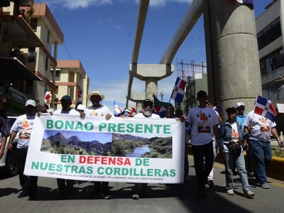 Sacerdotes y ambientalistas marchan contra minería en la Cordillera