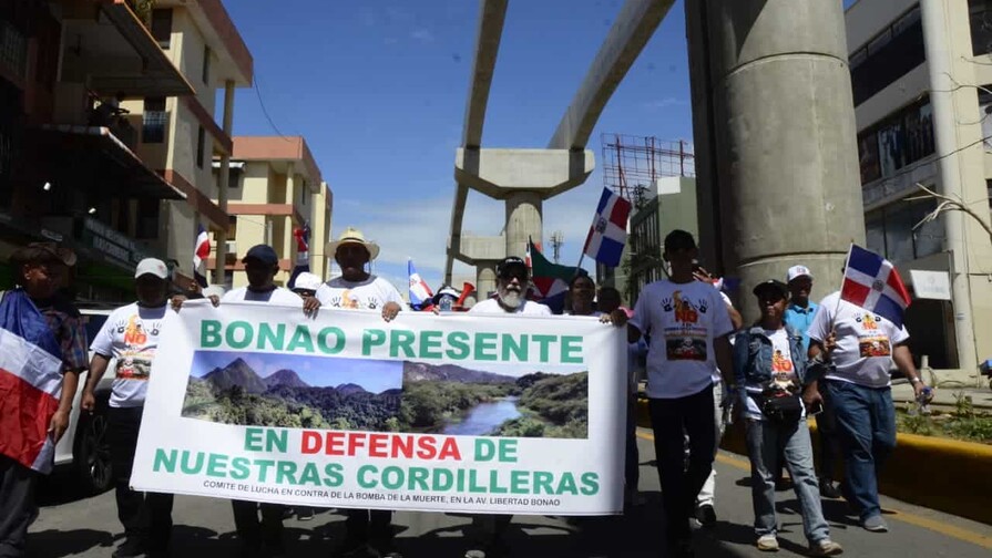 Sacerdotes y ambientalistas marchan en Santiago contra exploración minera Sacerdotes y ambientalistas marchan en Santiago contra exploración minera