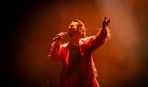 Un ac&uacute;stico con actitud de rock: Beto Cuevas emociona en Santo Domingo