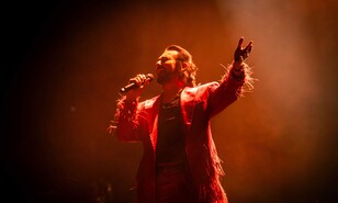 Un ac&uacute;stico con actitud de rock: Beto Cuevas emociona en Santo Domingo