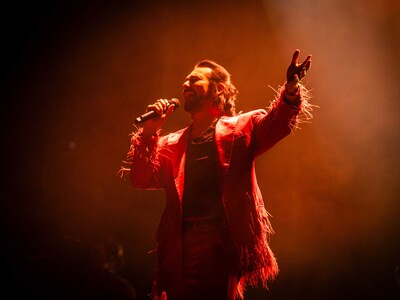 Un acústico con actitud de rock: Beto Cuevas vibra en RD