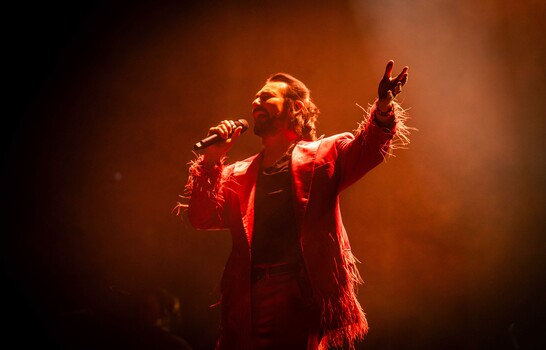 Un ac&uacute;stico con actitud de rock: Beto Cuevas emociona en Santo Domingo