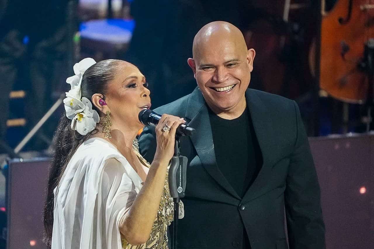 Isabel Pantoja y el maestro Amaury sánchez.