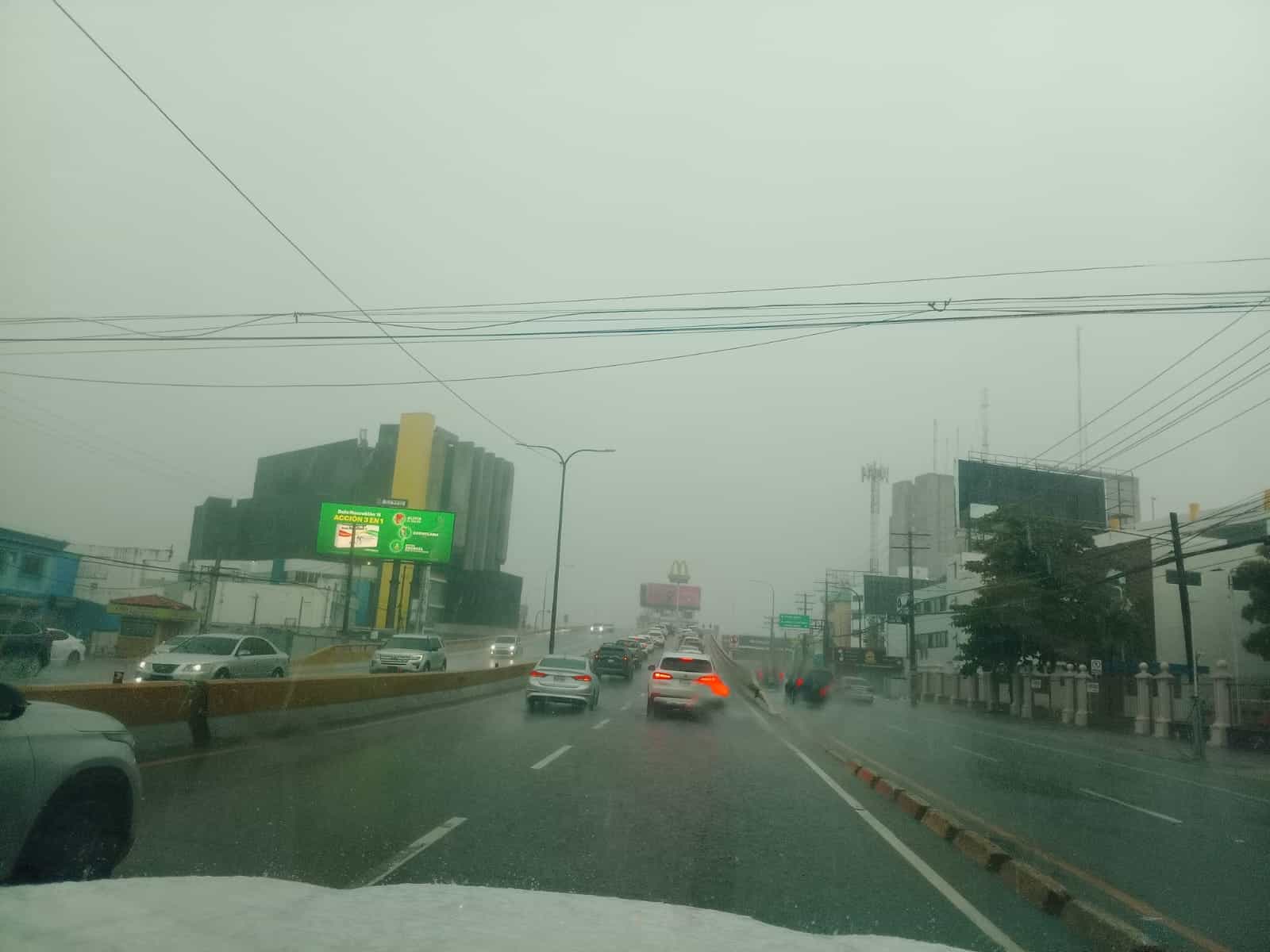 Poca visibilidad en la avenida 27 de Febrero en dirección a Santo Domingo Este.