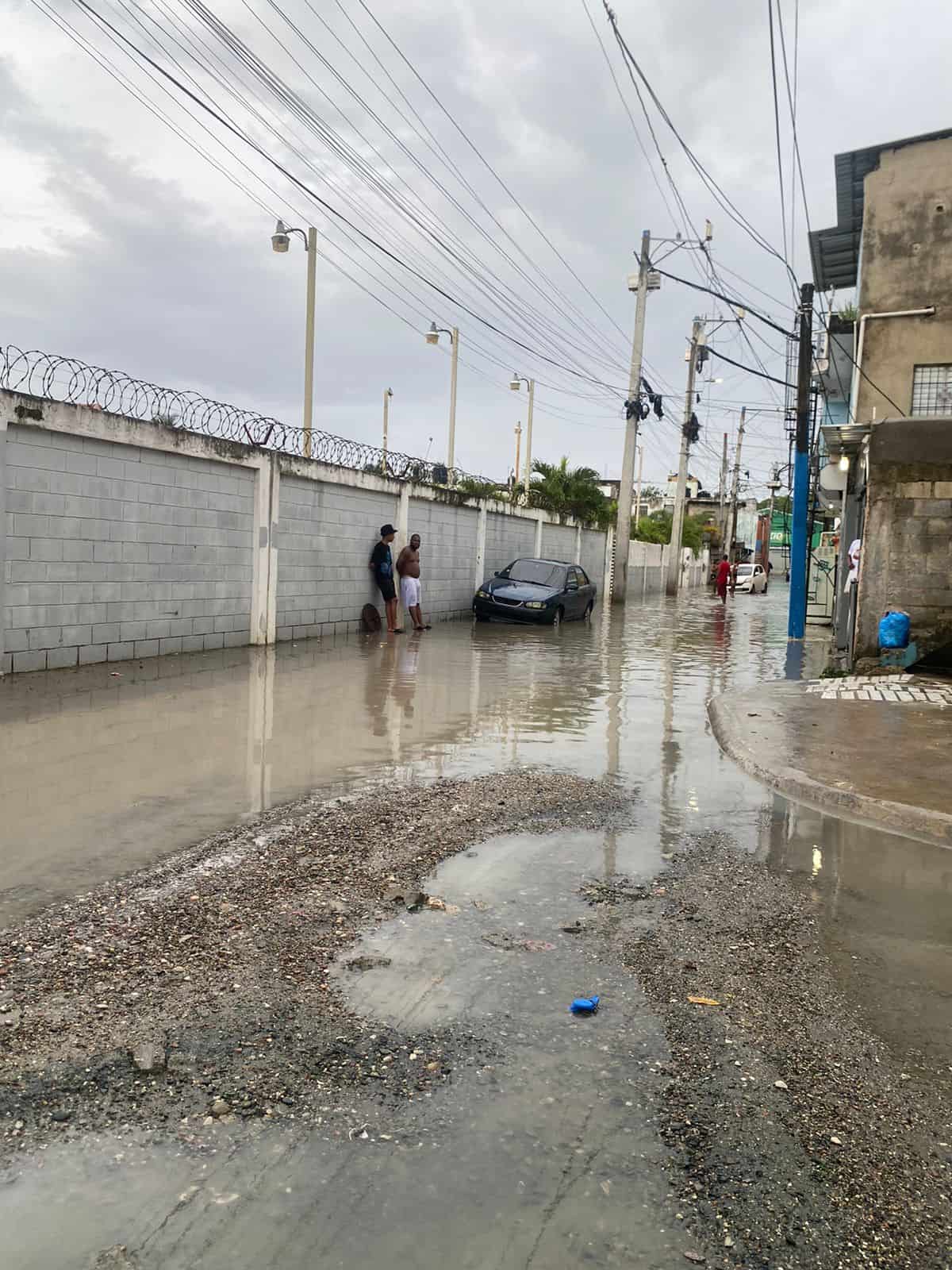 Inundaciones por lluvias este domingo 24 de mayo en La Toronja, SDE.