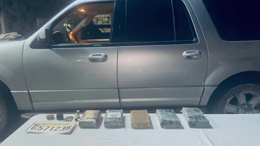 Arrestan hombre y ocupan cinco paquetes de presunta cocaína durante operativo en Pedernales Arrestan hombre y ocupan cinco paquetes de presunta cocaína durante operativo en Pedernales