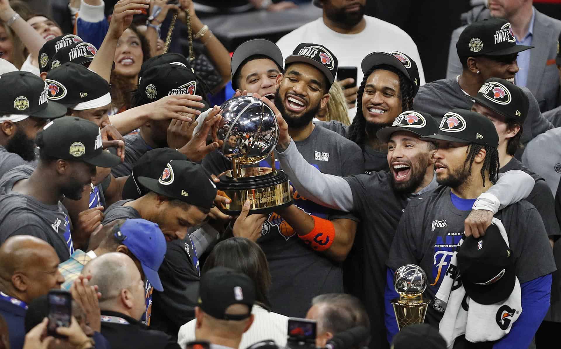 Los jugadores de los New York Knicks celebran con el trofeo del campeonato de la Conferencia Este de la NBA tras ganar el cuarto partido de las Finales de la Conferencia Este de la NBA entre los Cleveland Cavaliers y los New York Knicks en Cleveland, Ohio, EE. UU., el 25 de mayo de 2026.