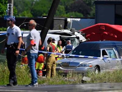 Cuatro muertos, entre ellos dos menores, en choque de tren y autobús