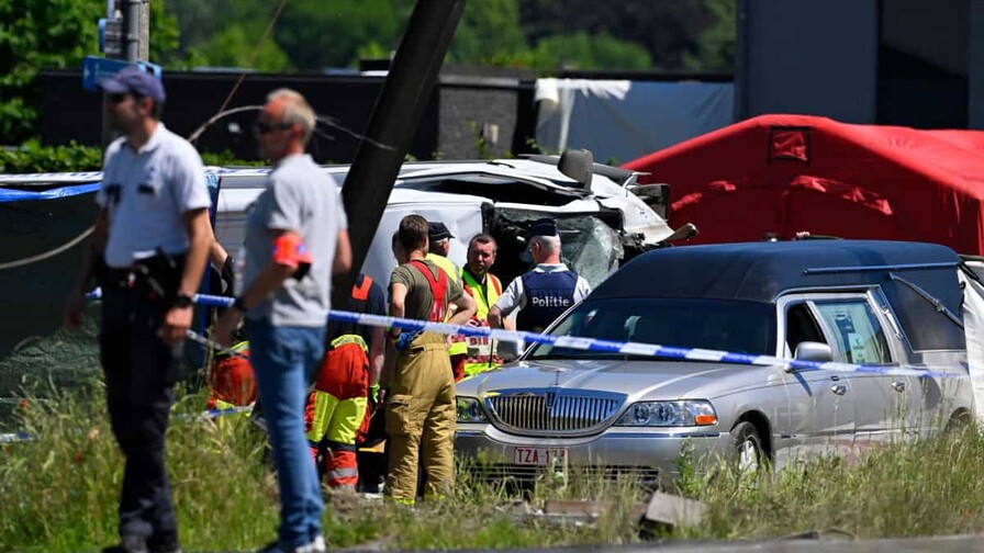 Cuatro muertos, entre ellos dos menores, al colisionar un tren y un bus escolar en Bélgica Cuatro muertos, entre ellos dos menores, al colisionar un tren y un bus escolar en Bélgica
