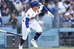 Dodgers activan a Kike Hern&aacute;ndez y ponen en la cuerda floja a Santiago Espinal