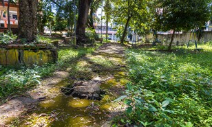 El parque de El Condado cae en abandono y vecinos reclaman rescate urgente