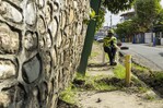 Pared inclinada obliga a peatones a abandonar acera en Los Jardines Pared inclinada obliga a peatones a abandonar acera en Los Jardines