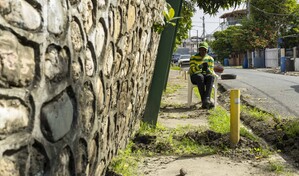 Pared inclinada obliga a peatones a abandonar acera en Los Jardines