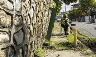 Pared inclinada obliga a peatones a abandonar acera en Los Jardines