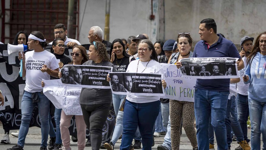 Familias exigen a Delcy Rodríguez liberar a presas políticas en protesta frente a cárcel Familias exigen a Delcy Rodríguez liberar a presas políticas en protesta frente a cárcel