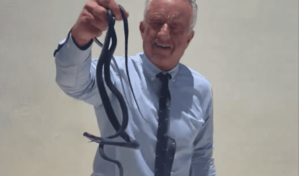 Se viraliza un video del secretario de Salud de EE. UU. capturando dos serpientes con la mano