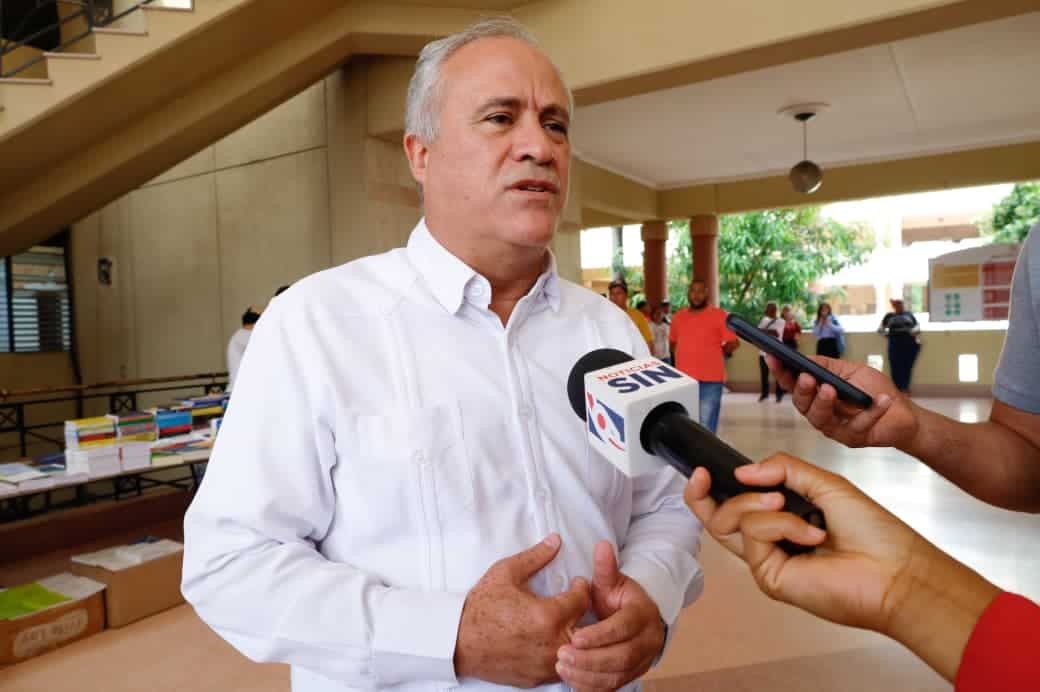 El abogado de la familia, Pedro Dom&iacute;nguez Brito, habla con miembros de la prensa sobre el caso.&nbsp;