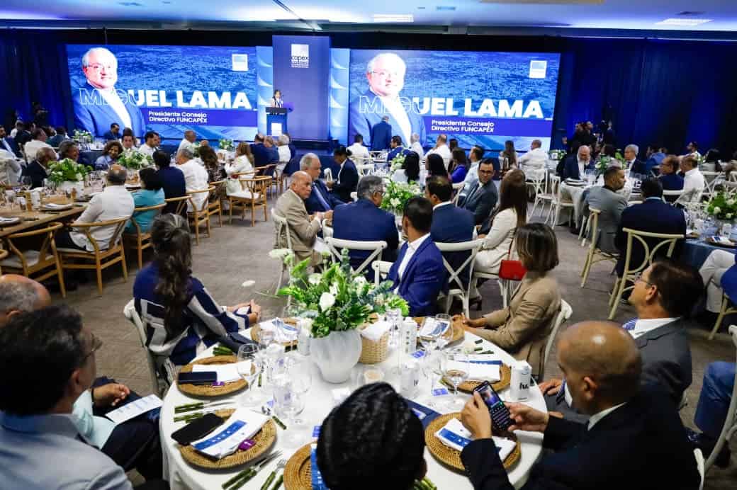 El empresario Frank Rainieri durante su participación como orador invitado en el almuerzo empresarial “Construyendo Futuro Desde la Visión Empresarial”, organizado por Capex