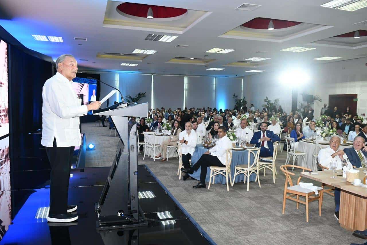 El empresario Frank Rainieri durante su participación como orador invitado en el almuerzo empresarial “Construyendo Futuro Desde la Visión Empresarial”, organizado por Capex