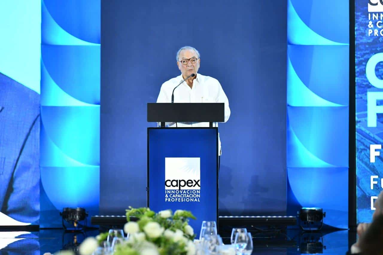 El empresario Frank Rainieri durante su participación como orador invitado en el almuerzo empresarial “Construyendo Futuro Desde la Visión Empresarial”, organizado por Capex.