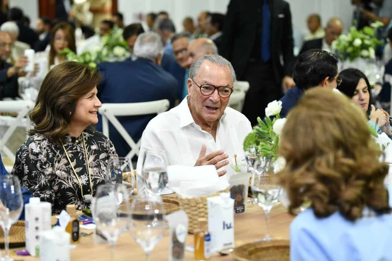 El empresario Frank Rainieri durante su participación como orador invitado en el almuerzo empresarial “Construyendo Futuro Desde la Visión Empresarial”, organizado por Capex