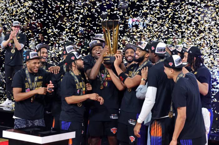 Los jugadores de New York Knicks festejan la barrida 4-0 sobre Cleveland en las finales del Este.