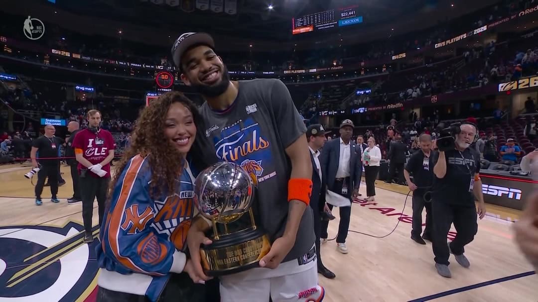 Karl-Anthony Towns celebra el título junto a su prometida y el trofeo de campeón del Este.