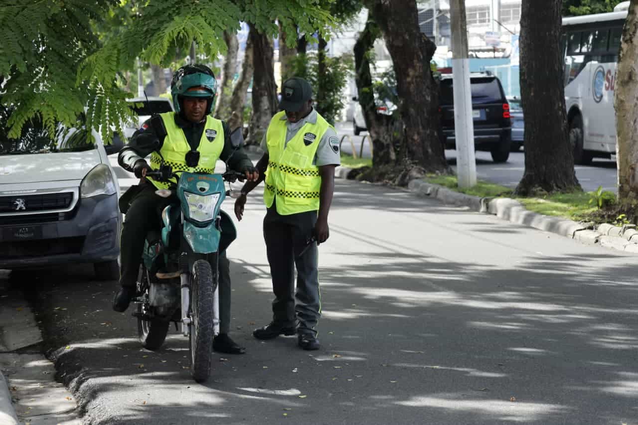 Agentes de la Digesett en el operativo.