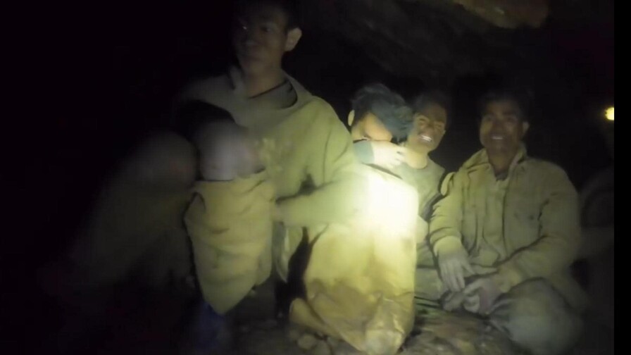 Encuentran con vida a 5 de las 7 personas atrapadas en una cueva de Laos hace una semana Encuentran con vida a 5 de las 7 personas atrapadas en una cueva de Laos hace una semana