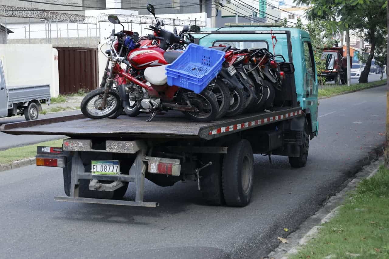Se les exige casco, licencia, placa y se fiscalzian los que transitan por las aceras.