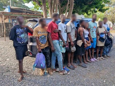 Arrestan dos dominicanos por transportar haitianos indocumentados
