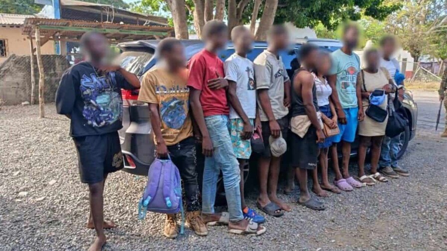 Detienen a dos dominicanos en San Juan por tráfico de haitianos indocumentados Detienen a dos dominicanos en San Juan por tráfico de haitianos indocumentados