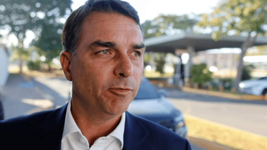 Flávio Bolsonaro pide a Trump que declare terroristas a bandas criminales brasileñas Flávio Bolsonaro pide a Trump que declare terroristas a bandas criminales brasileñas