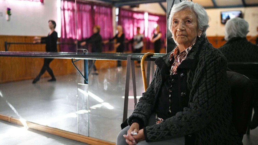 Una chilena desafía sus 100 años con la cadencia del ballet Una chilena desafía sus 100 años con la cadencia del ballet