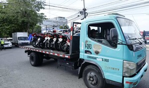 Operativo en Los Jardines del Norte contra motoristas que invaden aceras y circulan en v&iacute;a contraria