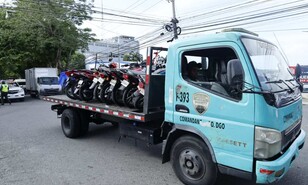Operativo en Los Jardines del Norte contra motoristas que invaden aceras y circulan en v&iacute;a contraria