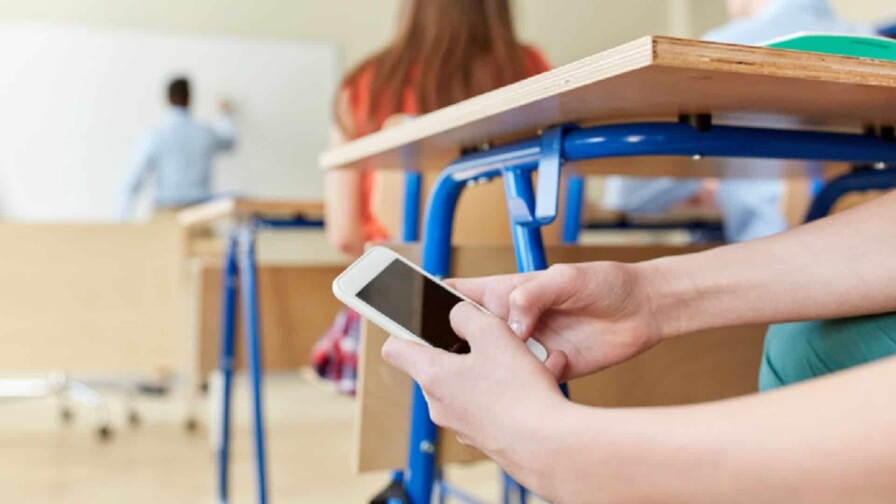 Uso de celulares durante recreos quedará bajo decisión de cada centro educativo en nivel secundario Uso de celulares durante recreos quedará bajo decisión de cada centro educativo en nivel secundario