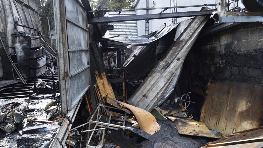 Incendio consume tapicería en la avenida República de Colombia; no hay heridos Incendio consume tapicería en la avenida República de Colombia; no hay heridos