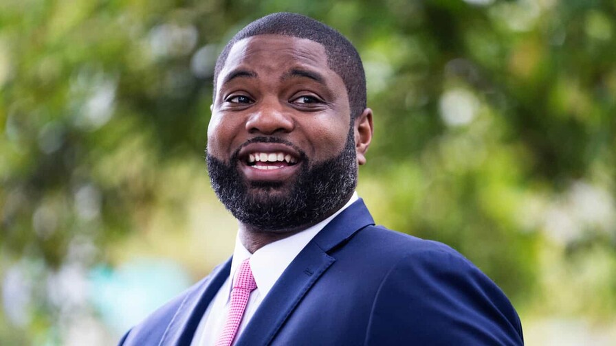 Byron Donalds, respaldado por Trump, busca hacer historia como el primer gobernador negro de Florida Byron Donalds, respaldado por Trump, busca hacer historia como el primer gobernador negro de Florida