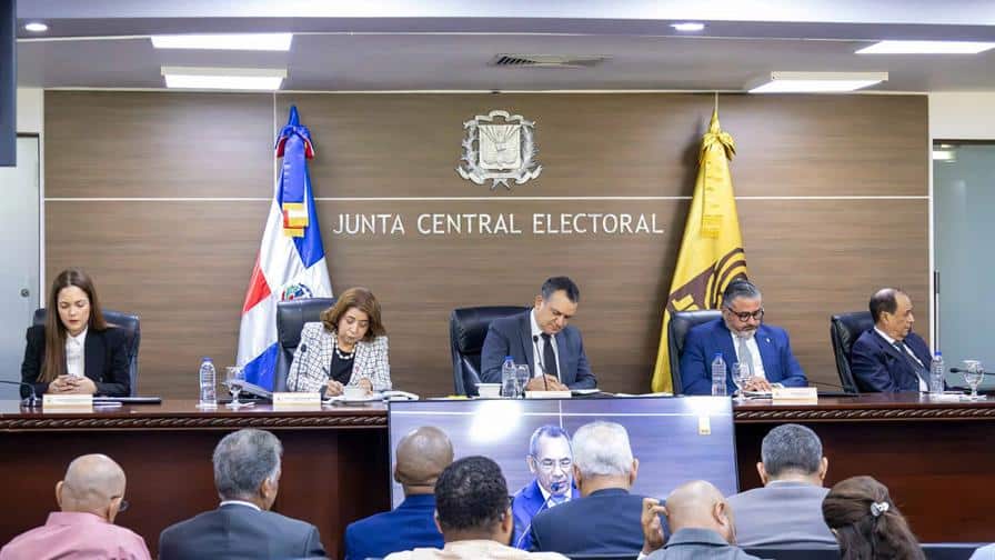 Voceros partidarios ven necesaria una nueva revisión del reglamento de JCE que prohíbe las encuestas Voceros partidarios ven necesaria una nueva revisión del reglamento de JCE que prohíbe las encuestas