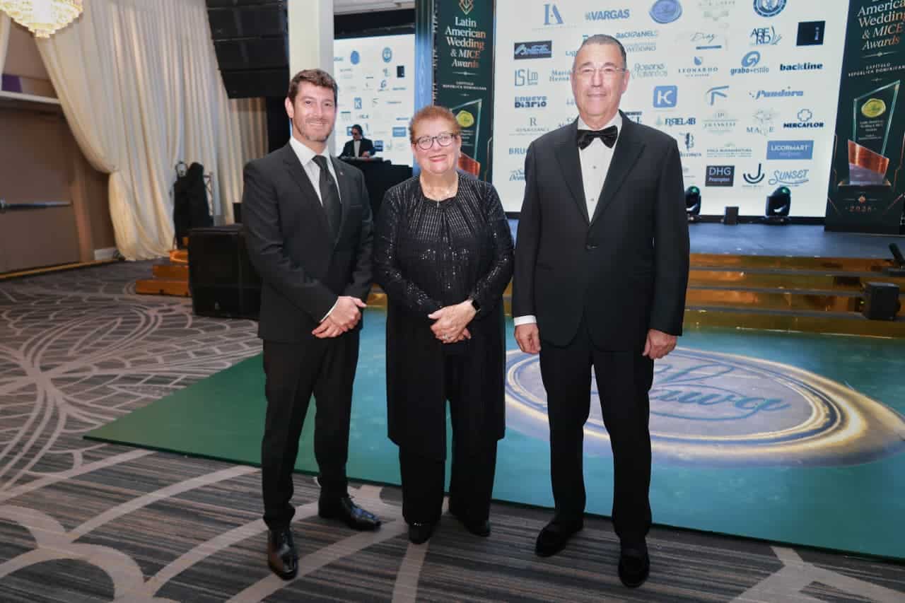 Brian King, Elizabeth Tobar y Juan Manuel Martín De Oliva.