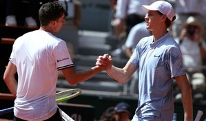 El argentino Juan Manuel Cer&uacute;ndolo elimina de Roland Garros a Jannik Sinner, n&uacute;mero uno del mundo