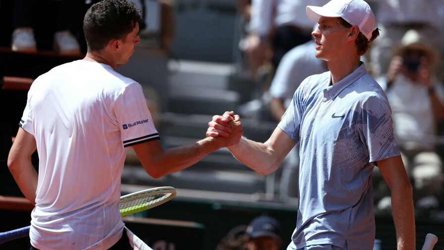 El argentino Juan Manuel Cerúndolo elimina de Roland Garros a Jannik Sinner, número uno del mundo El argentino Juan Manuel Cerúndolo elimina de Roland Garros a Jannik Sinner, número uno del mundo