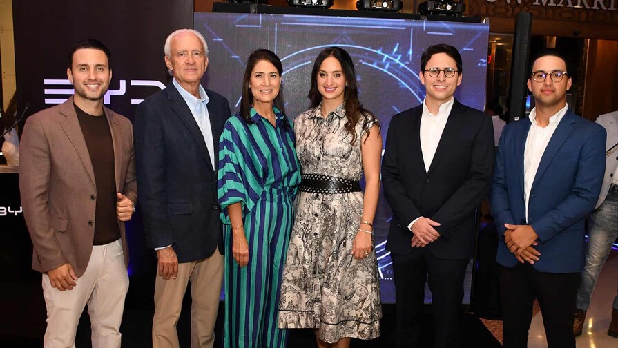 BYD y Peravia Motors presentan oficialmente el nuevo vehículo Súper Híbrido BYD Atto 8 BYD y Peravia Motors presentan oficialmente el nuevo vehículo Súper Híbrido BYD Atto 8